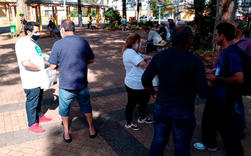 Prefeitura, CDL, Sincomercio distribuem máscaras de pano no Centro de Jundiaí