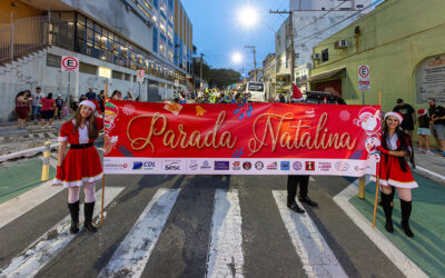 Parada Natalina do Sincomercio e da CDL reúne mais de 300 participantes e encanta público no Centro de Jundiaí