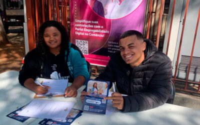 Candidatos a vagas vão ao Centro para entregar currículos no Pit Stop do Emprego