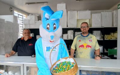 Coelho da CDL Jundiaí percorre bairros e impulsiona o comércio local em ação de Páscoa